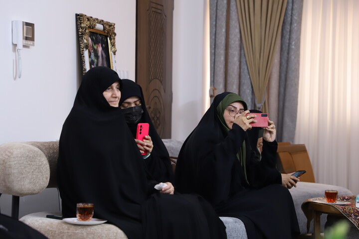 تصاویر/ تجلیل از شکوه مادری در دیدار با مادر شهیده معصومه کرباسی