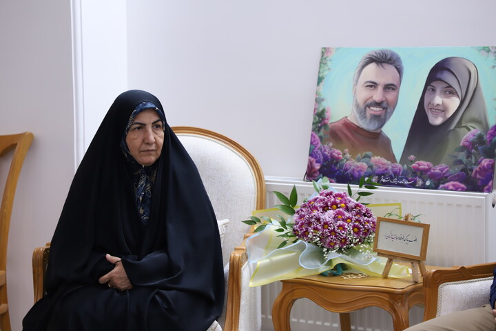 تصاویر/ تجلیل از شکوه مادری در دیدار با مادر شهیده معصومه کرباسی