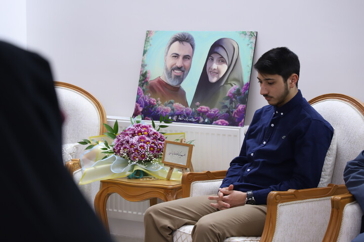 تصاویر/ تجلیل از شکوه مادری در دیدار با مادر شهیده معصومه کرباسی