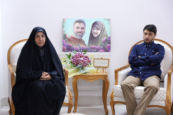 تصاویر/ تجلیل از شکوه مادری در دیدار با مادر شهیده معصومه کرباسی