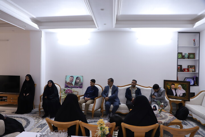 تصاویر/ تجلیل از شکوه مادری در دیدار با مادر شهیده معصومه کرباسی