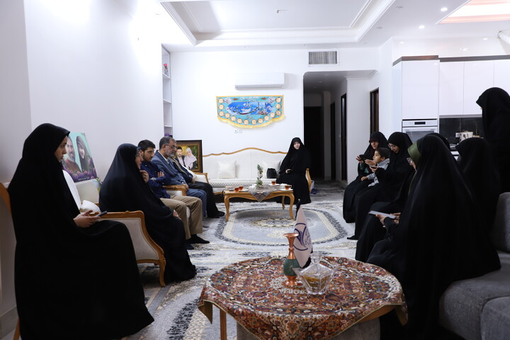 تصاویر/ تجلیل از شکوه مادری در دیدار با مادر شهیده معصومه کرباسی