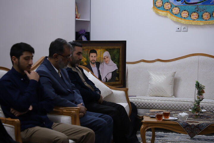 تصاویر/ تجلیل از شکوه مادری در دیدار با مادر شهیده معصومه کرباسی