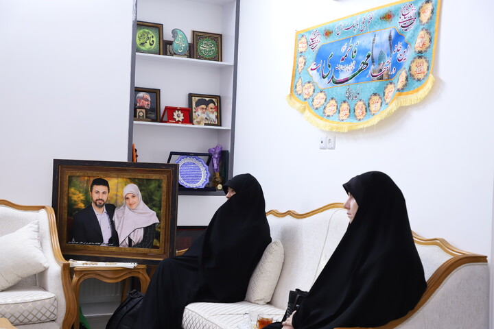 تصاویر/ تجلیل از شکوه مادری در دیدار با مادر شهیده معصومه کرباسی