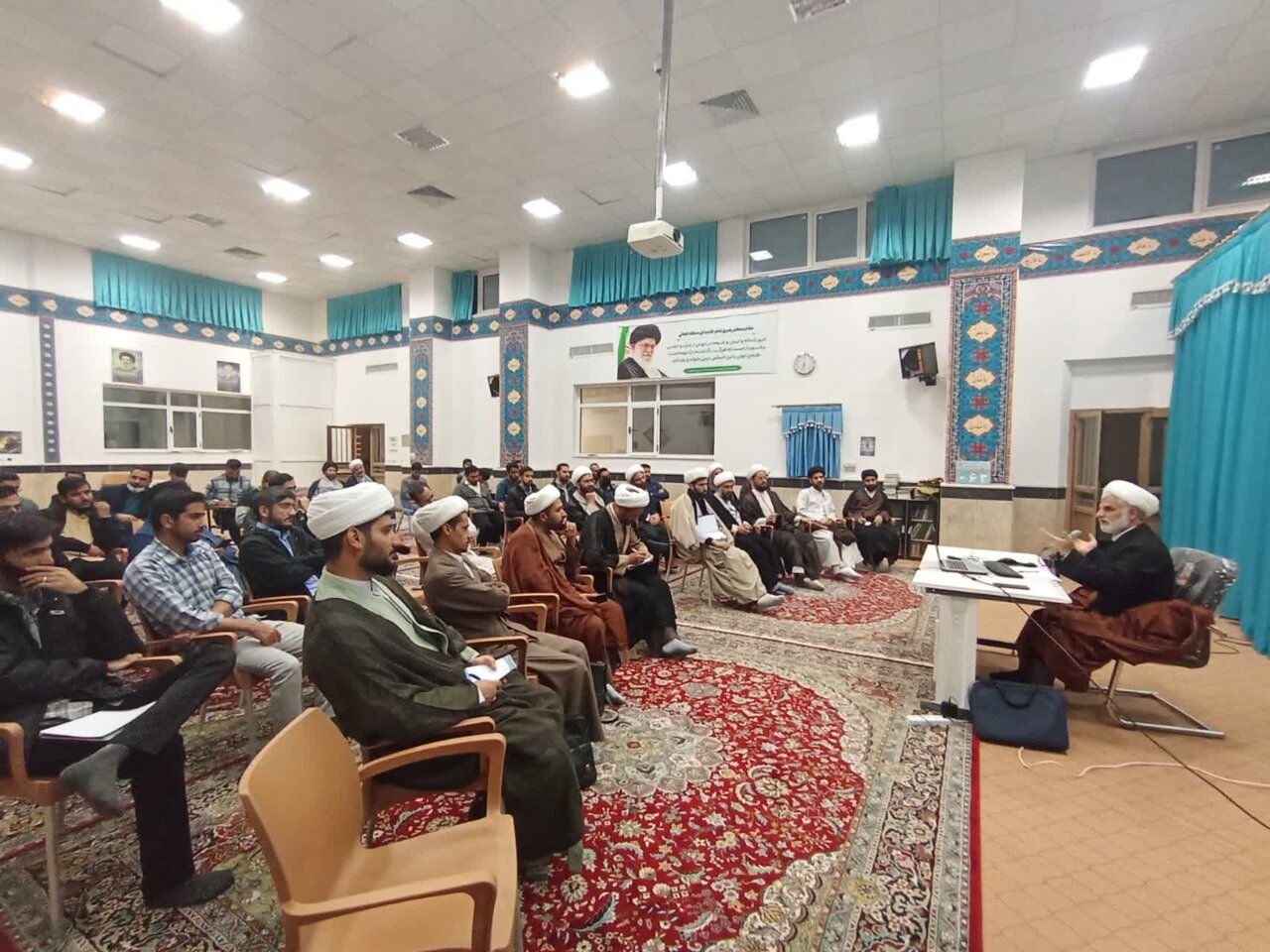 پژوهش و تفکر نقادانه؛ ابزارهای ضروری برای طلبه امروز است