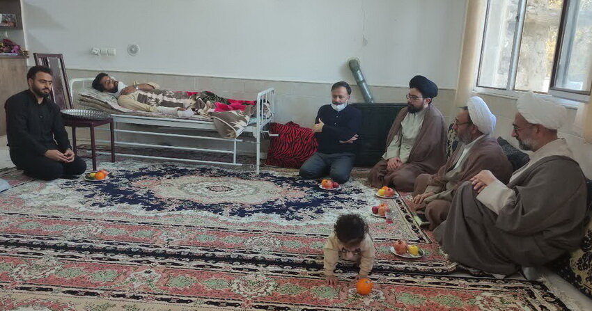 عیادت مدیر مدرسه علمیه آیت‌الله مدنی کاشانی(ره) از طلبه مصدوم