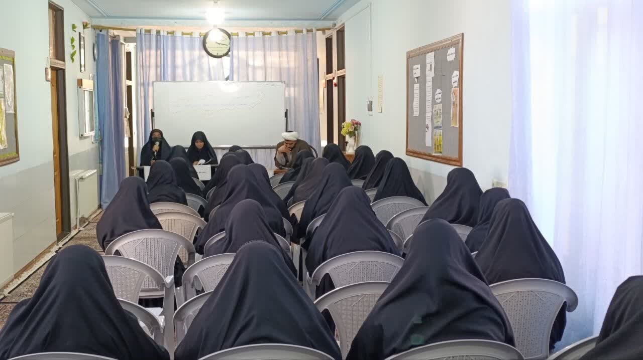 تصاویر/ برگزاری کرسی آزاداندیشی در مدرسه علمیه فاطمه الزهرا(س) بم