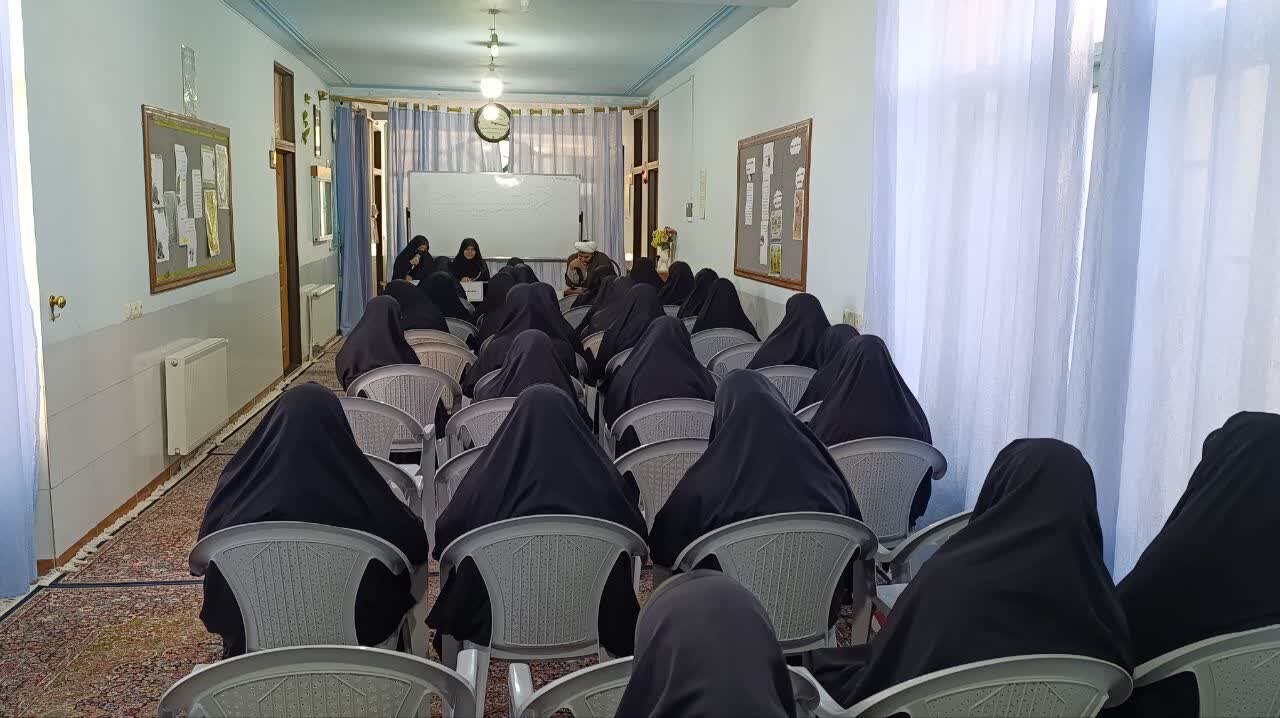 تصاویر/ برگزاری کرسی آزاداندیشی در مدرسه علمیه فاطمه الزهرا(س) بم