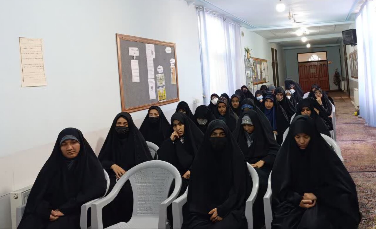 تصاویر/ برگزاری کرسی آزاداندیشی در مدرسه علمیه فاطمه الزهرا(س) بم