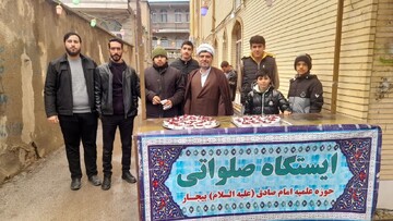 تصاویر/ برپایی ایستگاه صلواتی به مناسبت ولادت حضرت فاطمه (س) توسط طلاب مدرسه علمیه امام صادق (ع) بیجار