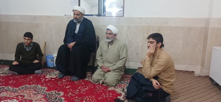 تصاویر/ نشست مدیر مدرسه علمیه امیرالمومنین(ع) آران و بیدگل با طلاب خوابگاهی