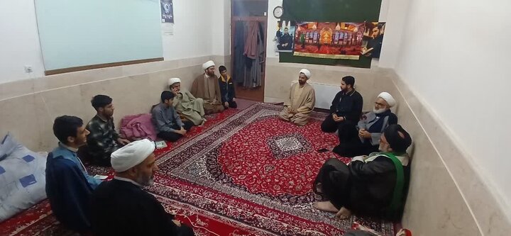 تصاویر/ نشست مدیر مدرسه علمیه امیرالمومنین(ع) آران و بیدگل با طلاب خوابگاهی