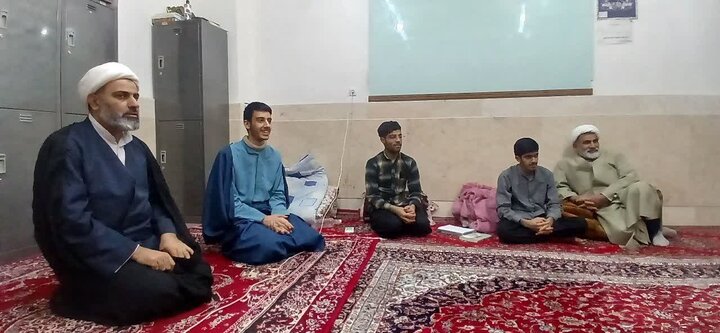 تصاویر/ نشست مدیر مدرسه علمیه امیرالمومنین(ع) آران و بیدگل با طلاب خوابگاهی