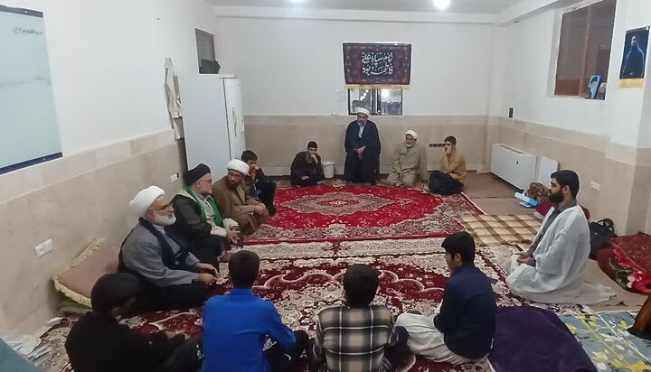 تصاویر/ نشست مدیر مدرسه علمیه امیرالمومنین(ع) آران و بیدگل با طلاب خوابگاهی