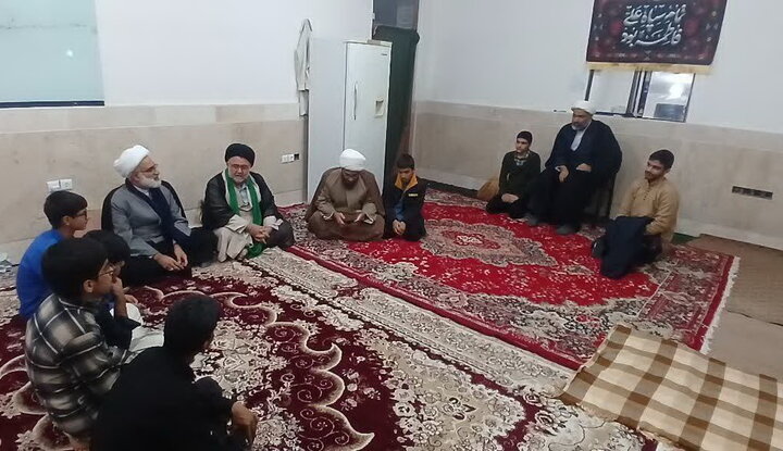 تصاویر/ نشست مدیر مدرسه علمیه امیرالمومنین(ع) آران و بیدگل با طلاب خوابگاهی