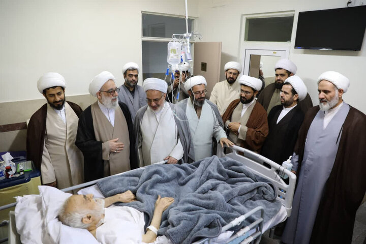 تصاویر/ عیادت حجت الاسلام والمسلمین فرخ فال از تولیت مدرسه علمیه روحیه بابل