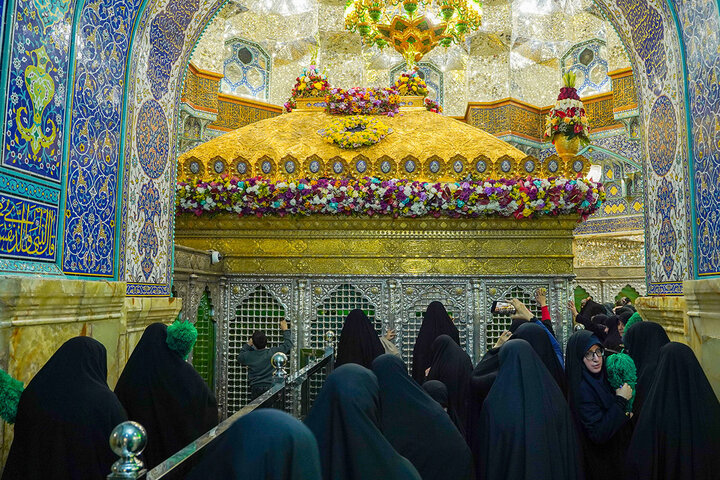 گل‌آرایی ضریح مطهر بانوی کرامت + تصاویر