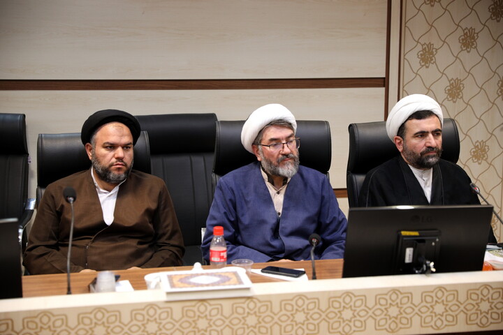 تصاویر/ نشست تبلیغی معاون تبلیغ و امور فرهنگی حوزه های علمیه با مبلغین فعال در دانشگاه های استان قم