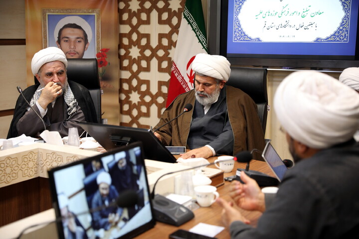 تصاویر/ نشست تبلیغی معاون تبلیغ و امور فرهنگی حوزه های علمیه با مبلغین فعال در دانشگاه های استان قم