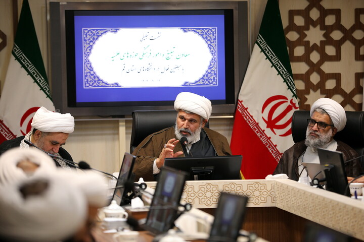 تصاویر/ نشست تبلیغی معاون تبلیغ و امور فرهنگی حوزه های علمیه با مبلغین فعال در دانشگاه های استان قم