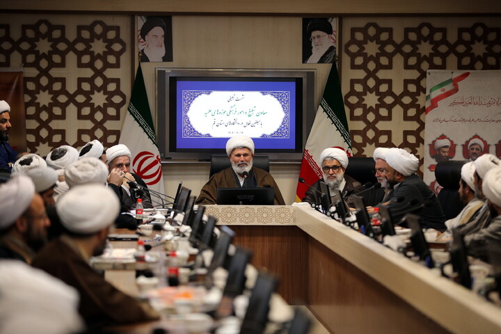 تصاویر/ نشست تبلیغی معاون تبلیغ و امور فرهنگی حوزه های علمیه با مبلغین فعال در دانشگاه های استان قم