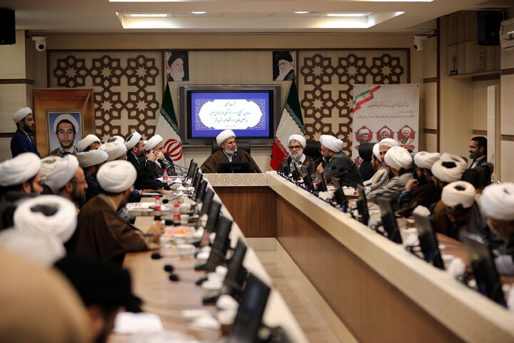 تصاویر/ نشست تبلیغی معاون تبلیغ و امور فرهنگی حوزه های علمیه با مبلغین فعال در دانشگاه های استان قم