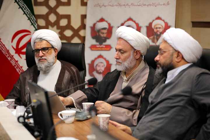 تصاویر/ نشست تبلیغی معاون تبلیغ و امور فرهنگی حوزه های علمیه با مبلغین فعال در دانشگاه های استان قم