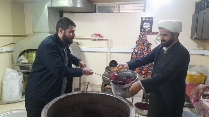 تصاوویر/برپایی ایستگاه صلواتی به مناسبت ولادت حضرت فاطمه (س) توسط طلاب مدرسه علمیه امام صادق (ع) بیجار