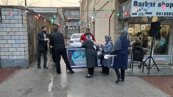 تصاوویر/برپایی ایستگاه صلواتی به مناسبت ولادت حضرت فاطمه (س) توسط طلاب مدرسه علمیه امام صادق (ع) بیجار