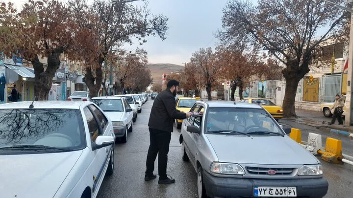 تصاوویر/برپایی ایستگاه صلواتی به مناسبت ولادت حضرت فاطمه (س) توسط طلاب مدرسه علمیه امام صادق (ع) بیجار