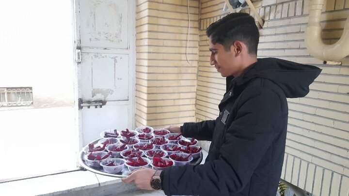 تصاوویر/برپایی ایستگاه صلواتی به مناسبت ولادت حضرت فاطمه (س) توسط طلاب مدرسه علمیه امام صادق (ع) بیجار