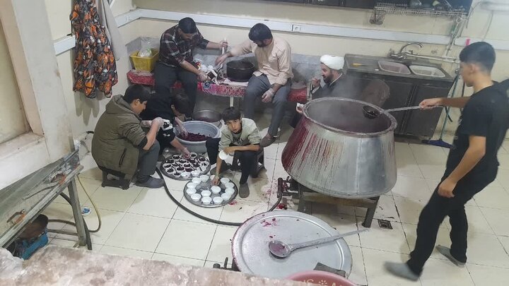 تصاوویر/برپایی ایستگاه صلواتی به مناسبت ولادت حضرت فاطمه (س) توسط طلاب مدرسه علمیه امام صادق (ع) بیجار