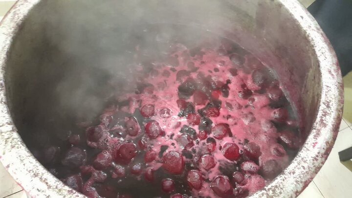 تصاوویر/برپایی ایستگاه صلواتی به مناسبت ولادت حضرت فاطمه (س) توسط طلاب مدرسه علمیه امام صادق (ع) بیجار