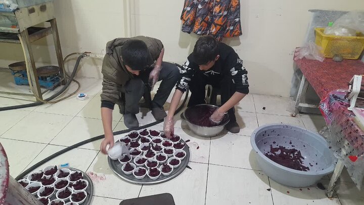 تصاوویر/برپایی ایستگاه صلواتی به مناسبت ولادت حضرت فاطمه (س) توسط طلاب مدرسه علمیه امام صادق (ع) بیجار