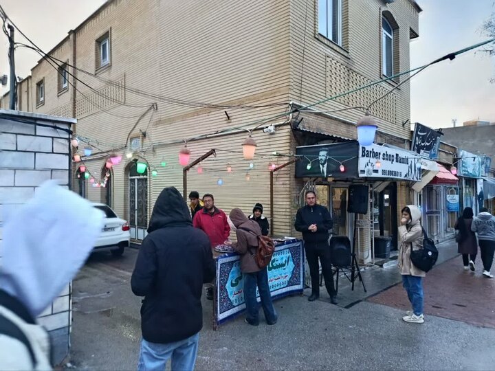 تصاوویر/برپایی ایستگاه صلواتی به مناسبت ولادت حضرت فاطمه (س) توسط طلاب مدرسه علمیه امام صادق (ع) بیجار