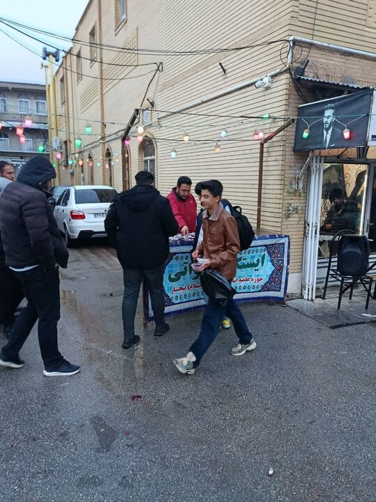 تصاوویر/برپایی ایستگاه صلواتی به مناسبت ولادت حضرت فاطمه (س) توسط طلاب مدرسه علمیه امام صادق (ع) بیجار