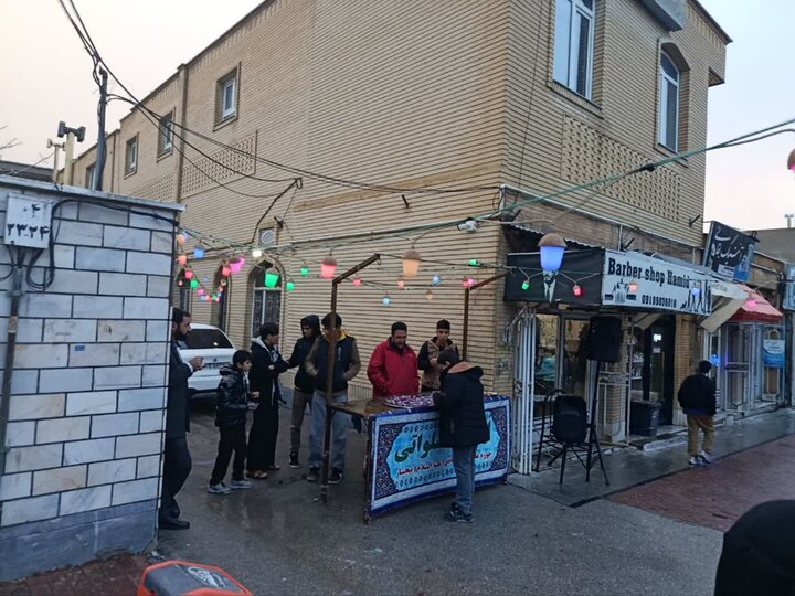 تصاوویر/برپایی ایستگاه صلواتی به مناسبت ولادت حضرت فاطمه (س) توسط طلاب مدرسه علمیه امام صادق (ع) بیجار