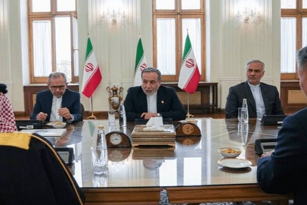 ইরান সৌদি আরবের সঙ্গে সম্পর্ক জোরদারে অঙ্গীকারবদ্ধ: আরাকচি