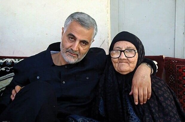 خاطرات شهدا | بوسه حاج قاسم بر کف پای مادر