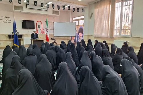 اخلاق، تواضع و عبادت شبانه، طلبه را محبوب امام زمان(عج) می‌کند