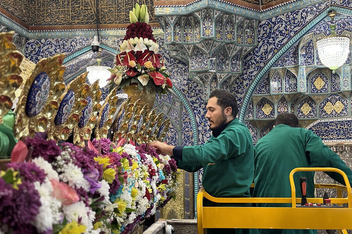 گل‌آرایی ضریح مطهر بانوی کرامت در آستانه میلاد حضرت فاطمه زهرا(س) + تصاویر
