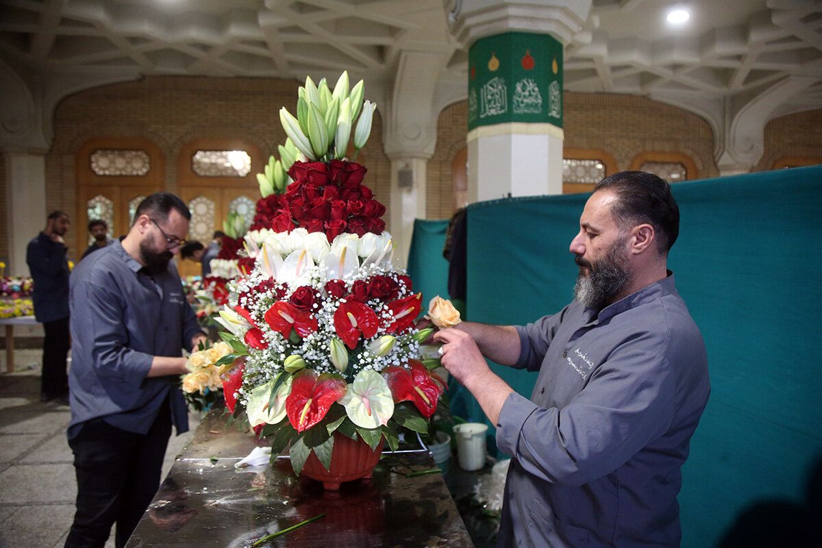 گل‌آرایی ضریح مطهر بانوی کرامت در آستانه میلاد حضرت فاطمه زهرا(س) + تصاویر