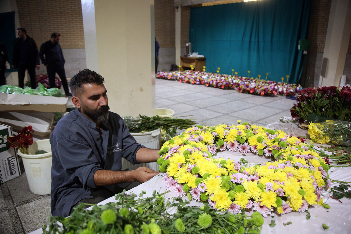 گل‌آرایی ضریح مطهر بانوی کرامت در آستانه میلاد حضرت فاطمه زهرا(س) + تصاویر