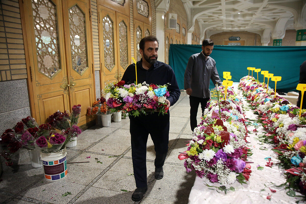 گل‌آرایی ضریح مطهر بانوی کرامت در آستانه میلاد حضرت فاطمه زهرا(س) + تصاویر