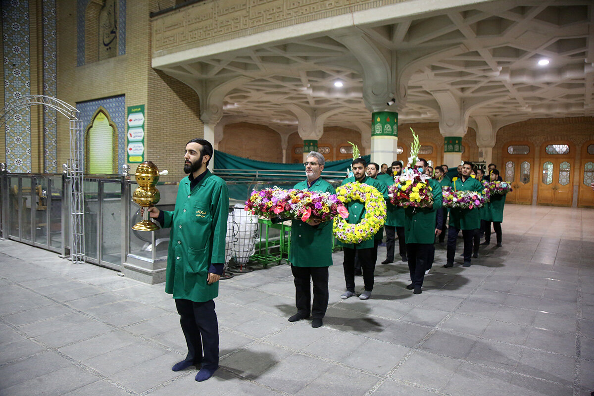 گل‌آرایی ضریح مطهر بانوی کرامت در آستانه میلاد حضرت فاطمه زهرا(س) + تصاویر