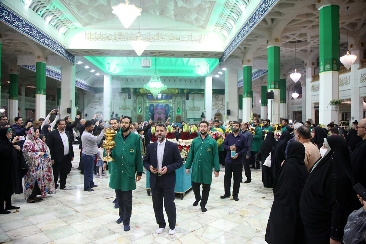 گل‌آرایی ضریح مطهر بانوی کرامت در آستانه میلاد حضرت فاطمه زهرا(س) + تصاویر