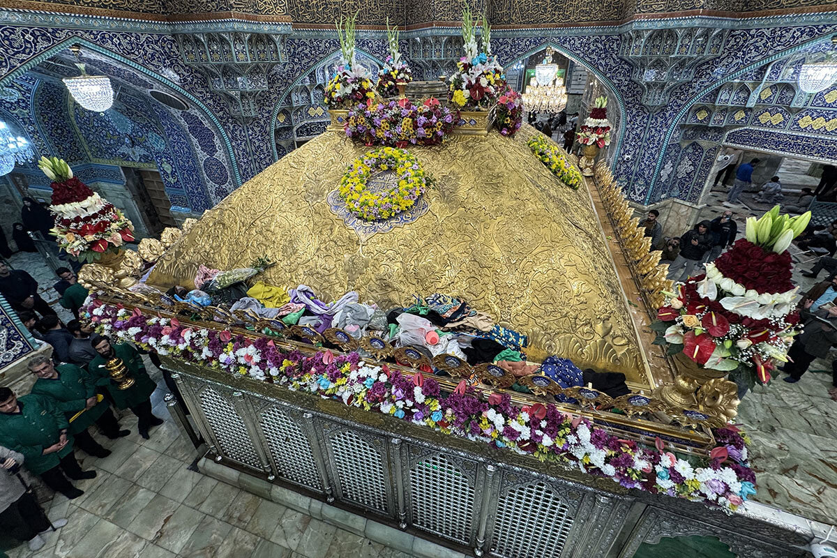 گل‌آرایی ضریح مطهر بانوی کرامت در آستانه میلاد حضرت فاطمه زهرا(س) + تصاویر