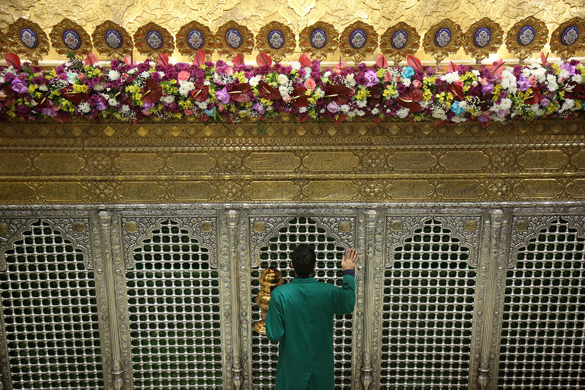 گل‌آرایی ضریح مطهر بانوی کرامت در آستانه میلاد حضرت فاطمه زهرا(س) + تصاویر