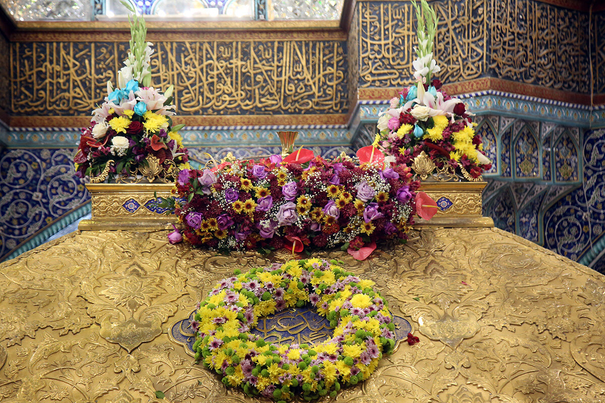گل‌آرایی ضریح مطهر بانوی کرامت در آستانه میلاد حضرت فاطمه زهرا(س) + تصاویر