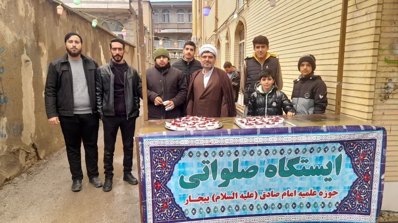 تصاویر/ برپایی ایستگاه صلواتی به مناسبت ولادت حضرت فاطمه (س) توسط طلاب مدرسه علمیه امام صادق (ع) بیجار
